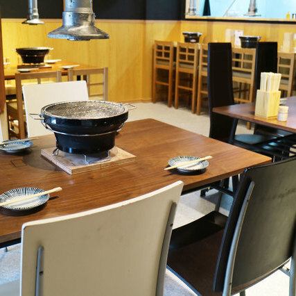 【落ち着いた雰囲気のテーブル席】店内には5名様がけのテーブル席が3卓ございます。広々とした空間で、ご家族やご友人と周りを気にせずゆったりとお食事をお楽しみいただけますよ☆木の温もりを感じる落ち着いた内観は、デートや少人数での食事にも最適です！