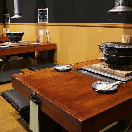 【最大12名まで対応可能な掘りごたつ席】4名様がけの掘りごたつ席が3卓あり、結合することで最大12名様までご利用いただけます。5名様以上の場合は席が分かれる旨ご了承ください。足を伸ばしてくつろげるので、長時間の宴会でも疲れにくいのが魅力のひとつです！