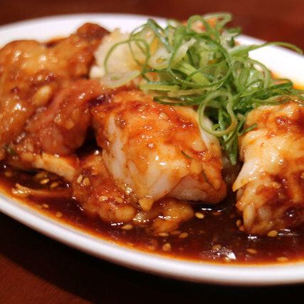 【辛めのタレがお酒と合う】特製の自家製タレが食欲をそそる！ボリューム満点のホルモン盛り：1180円(税込)