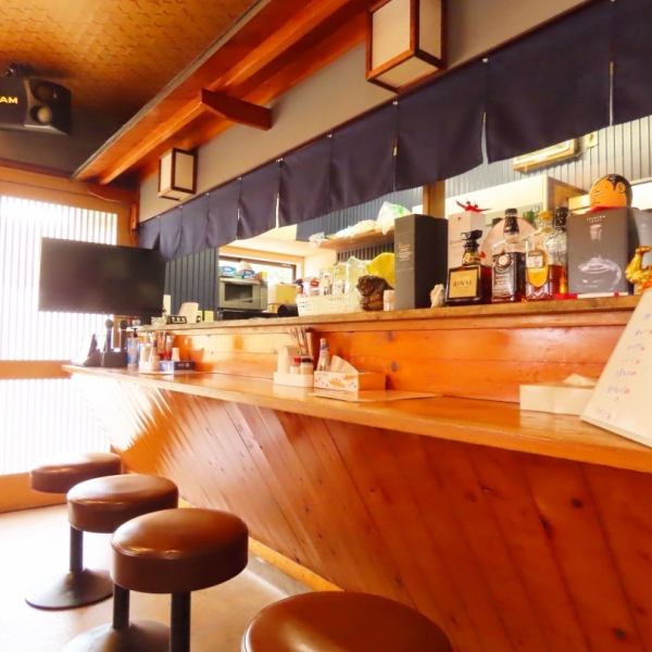 和の温もりを感じる落ち着いた店内は、どこか懐かしくほっとできる空間。テーブル席やカウンター席もあり一人飲みから友人同士、仕事帰りの一杯まで気軽に利用できます。地域の方々が集まりやすく地元ならではの温かい雰囲気が魅力。季節ごとのおすすめ料理やドリンクとともに肩の力を抜いて過ごせる居心地のよさが自慢です