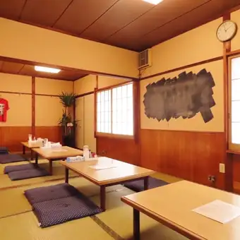 落ち着いた和の空間に、4名様用のお座敷席を4卓ご用意。それぞれのお席は繋げてご利用いただくことも可能で、最大20名様までの宴会にも対応できます。足を伸ばしてゆったりくつろげるお座敷で、グループでのご利用にも最適な空間です。