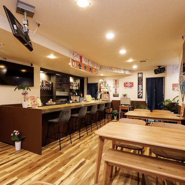 【店内全体】ダルマの壁画や昭和レトロな装飾が所々にあり遊び心たっぷりな店内♪明るすぎない照明で、誰と来ても居心地のいい“横丁感”が楽しめる空間に仕上がっており、誰と飲むかだけではなくどこで呑むかまで叶えてくれます〇いつものメンバーとも久しぶりのメンバーとも！お気軽にお越しくださいませ！