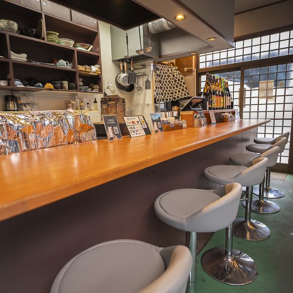 調理の様子を間近で楽しめるカウンター席を7席ご用意しております。職人の手さばきや活気を直接肌で感じられる特等席で、お一人様や少人数のお客様でも気兼ねなくお過ごしいただけます。お仕事帰りや、大切な方との語らいに最適なお席です。ライブ感あふれる演出と共に、こだわりの料理をご堪能くださいませ◎