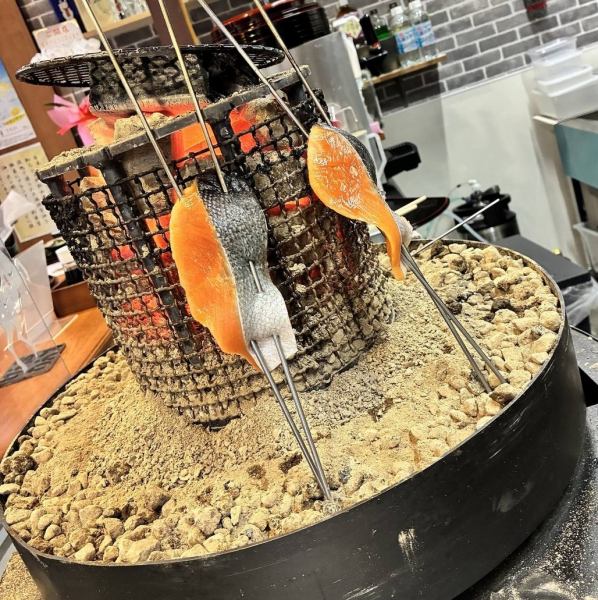 近鉄小倉駅から徒歩約3分という好立地にあり、アクセスの良さも魅力のひとつ。お仕事帰りやお出かけのついでにも立ち寄りやすく、初めての方でも気軽に足を運んでいただけます。駅近ながら落ち着いた雰囲気で、ゆったり食事を楽しめる便利で通いやすいお店です。貸切対応なども柔軟にご対応いたします！