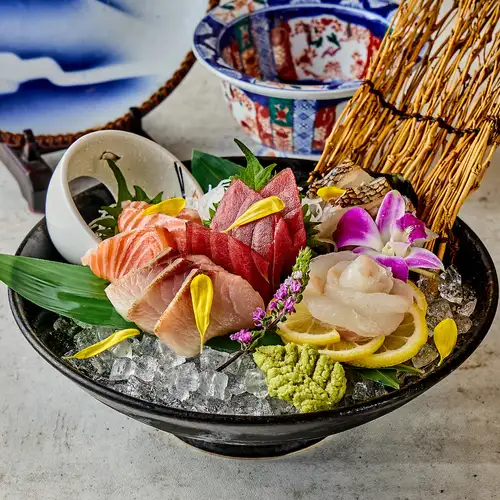 尽情享受静冈的美味，包括新鲜海鲜、静冈风味关东煮，以及用静冈茶和啤酒调制的啤酒鸡尾酒！