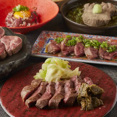 在私人包间享用精致优质的肉类料理♪ 包括牛舌薄片、芥末鸭、汉堡等等……