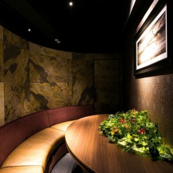 [Bar private room] A semi-circular private room with a lot of repeaters.Please use it for girls-only gatherings and dates.