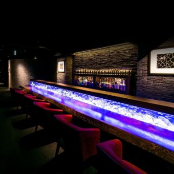 Adult space.Relaxing Bar counter.It is a fantastic space where tropical fish swim in front of you.Meals are also available