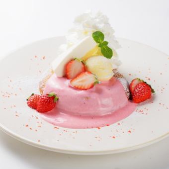 Rare cheese cake & strawberry yogurt pancake