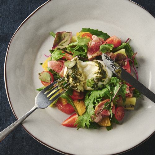 豊富なフードメニューをご用意しております。