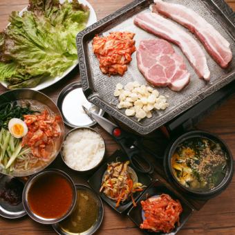 The main dish is samgyeopsal★120 minutes all-you-can-eat and drink for 2,999 yen♪