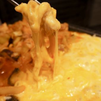 The main dish is cheese dak galbi★120 minutes all-you-can-eat and drink for 2,999 yen♪