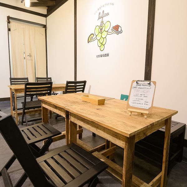 The interior is based on white and the wooden tables create a relaxing atmosphere.We have seats available that are convenient for weekday lunches, moms' meetings, drinking parties, etc.(Table seating for up to 8 people) Please feel free to contact the store for reservations.