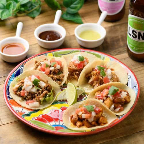 Tacos served with handmade tortillas are also popular♪