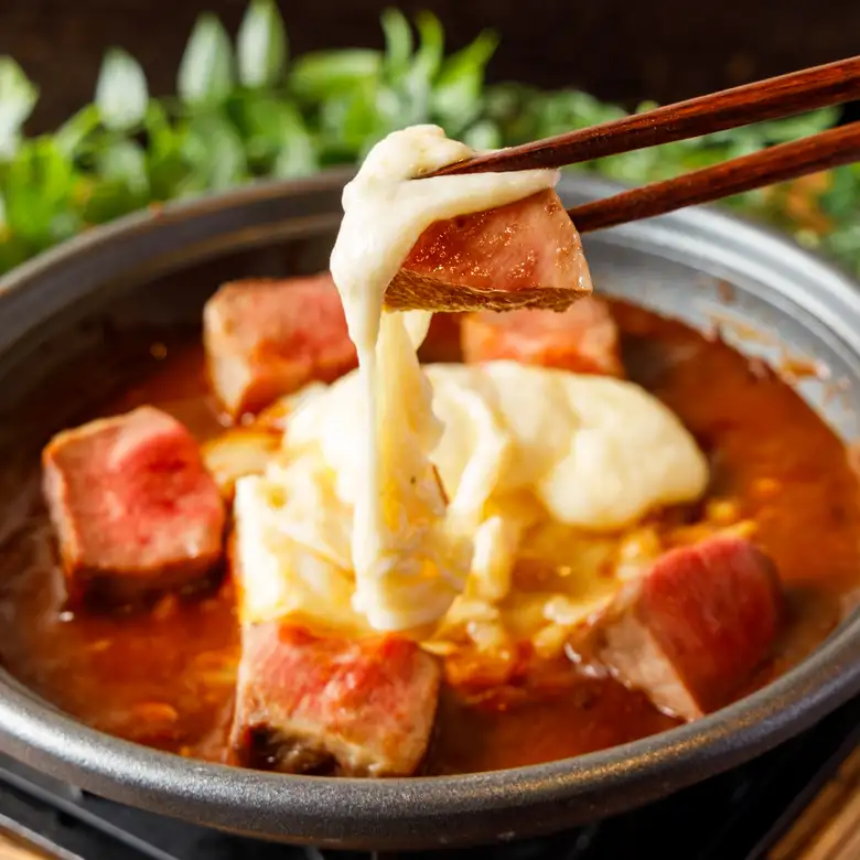 たっぷりチーズの厚切り牛タンデミグラス！チーズがとろける瞬間が、ごちそうの合図！