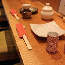 木の温もりと木目が美しい、杉の白木の一枚カウンター。席ごとの距離感も程よく、１名様でも３～４名様でも気兼ねなくくつろげる設計となっております。美味しい地酒と素材と調理にこだわる酒肴を、カウンターでゆっくりお楽しみください。上質な時間を静かに味わいたい大人にぴったりのカウンターです。