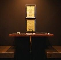 濃いブラウンの壁と大理石調のテーブルが温もりと高級感を演出する大人の空間。テーブルはコンパクトながらも美しく整えられ、二人だけの特別な時間を大切にできる設計となっております。会話を楽しみながら、ゆったりとした時間が流れる店内で、こだわりの料理をお楽しみください。