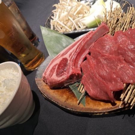 A set of carefully selected lamb meat including lamb chops and lamb thighs with 60 minutes of all-you-can-drink for 3,000 yen