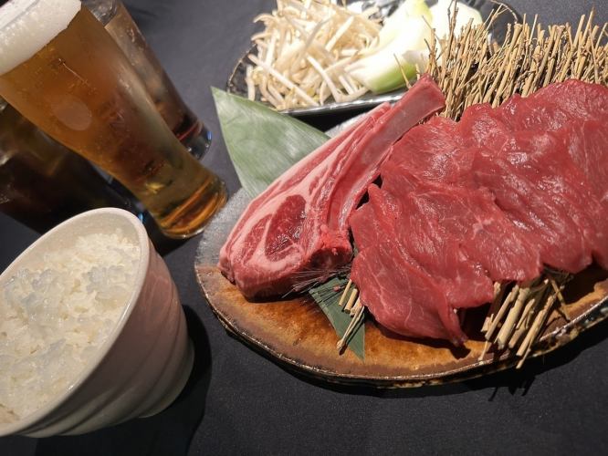 A set of carefully selected lamb meat including lamb chops and lamb thighs with 60 minutes of all-you-can-drink for 3,000 yen