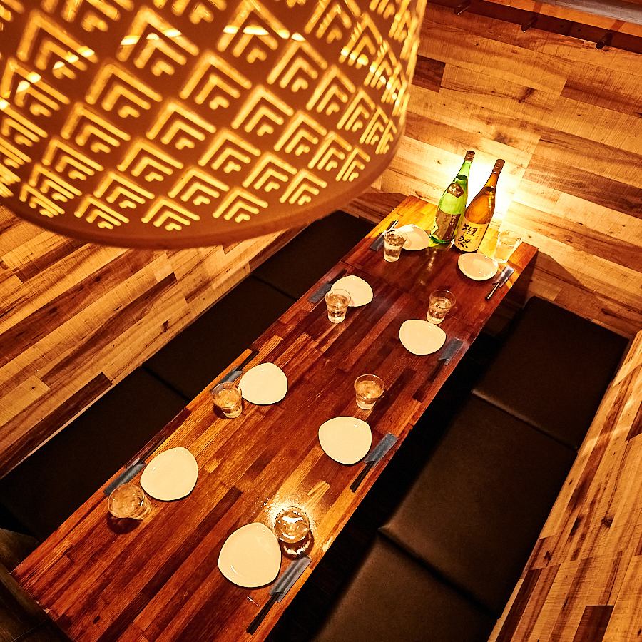 A private izakaya with calm and warm atmosphere.