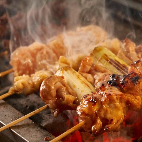 使用嚴格挑選的食材製作的烤雞肉串和肉壽司很受歡迎！