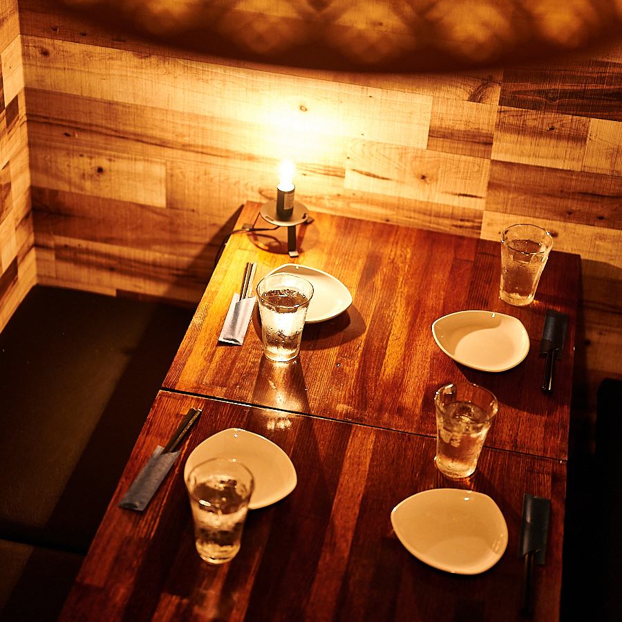A private izakaya with calm and warm atmosphere.