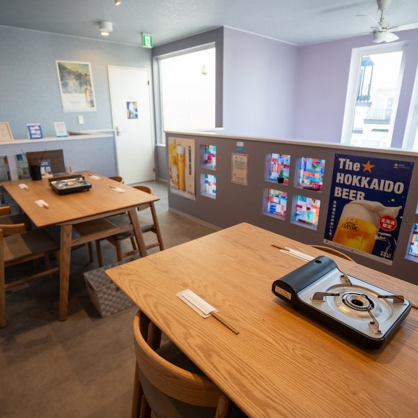 店内は木目調を基調とした落ち着きのあるデザインで、柔らかな照明が演出する大人の空間☆外観もシンプルで上質さを漂わせ、どんなシーンでも安心して利用いただけます◎駅からのアクセスも良好で、女子会やビジネスシーンに対応。さらに、仕入れやサービスにこだわりをもつスタッフが心を込めておもてなしします♪