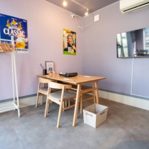 木のぬくもり溢れる店内には、2名様用テーブルを2卓完備。限られた席数だからこそ叶う、落ち着いたプライベート空間が魅力です。大切な方との記念日や、静かに食事を楽しみたい大人のデートに最適。温かな照明と木の質感に包まれながら、極上のふらの和牛を囲む、ゆったりとした贅沢な時間をお過ごしください。