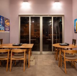 15～20名様での店舗貸切に対応。温かみのある木目調の店内は、周囲を気にせず過ごせるプライベート感満載の空間です。大規模な宴会や会社のお集まり、大切なパーティーにも最適。落ち着いた照明に包まれた開放的な店内で、ふらの和牛を囲みながら、ゆっくりと語り合う至福のひとときをお過ごしください。