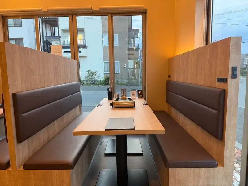 寬敞的內部空間可容納大型團體用餐或舉辦私人活動。每張桌子最多可容納 7-8 人，非常適合家庭、團體和公司宴會。在溫馨舒適的氛圍中享用您的餐點。