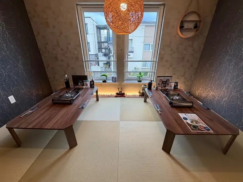 我們店內新增了一間鋪有榻榻米的私人私人客房。我們有兩張桌子，每張桌子大約可以容納 4 人，因此適合 6-10 人的團體。在寧靜的日式環境中，與家人朋友一起享用輕鬆愉快的餐點。