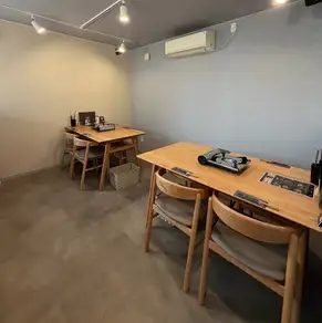 2층의 4인용 테이블 2탁은 8-10명의 그룹 이용이 가능.1층의 메인 플로어로부터 떨어져 있기 때문에, 개인실과 같은 프라이빗감이 있는 차분한 공간입니다.어린이 동반의 가족이나 친구, 소중한 분과의 식사에도 최적.주위를 신경쓰지 않고, 후라노 와규를 둘러싸면서, 느긋하게 특별한 한때를 즐겨 주세요.