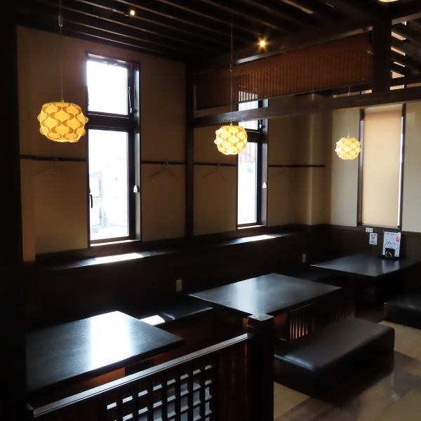 モダンな古民家風で落ち着いた雰囲気のオシャレな店内。テーブル席・掘りごたつ席とご用意しております。