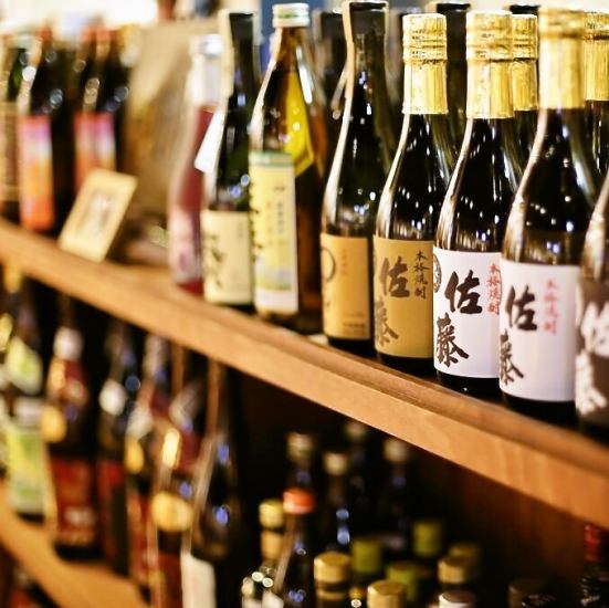 A lot of carefully selected sake ordered from various breweries centered around authentic shochu and Hokkaido
