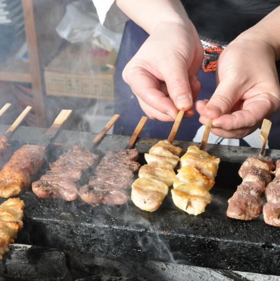 はかた地鶏、千歳ブランドう米豚を炭火でじっくりと焼き上げます