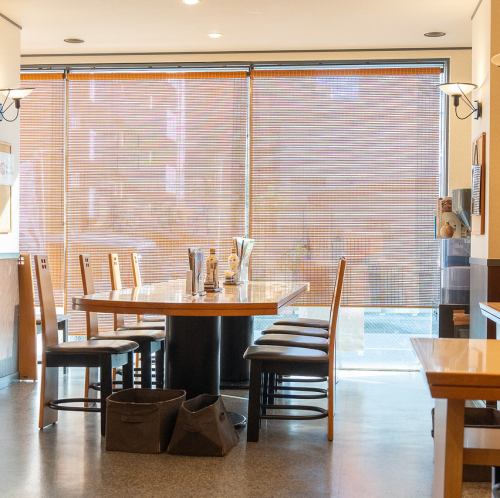 <p>テーブル席は開放的な空間で、ゆったりとした時間をお過ごしいただけます。ご家族やご友人とのご宴会はもちろん、法要にもご利用いただけます。</p>