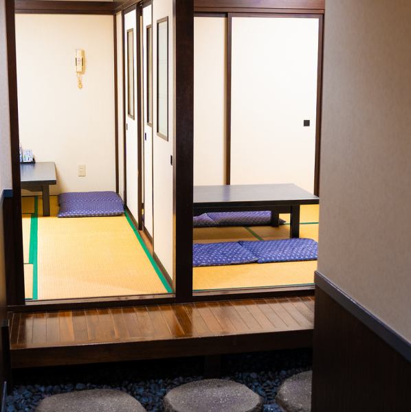 他のお席と離れた奥座敷をご用意しております。ご家族での慶事や法事、大切な方との会食、また接待など、様々なシーンでご利用いただけます。隣席を気にすることなく、プライベートな空間で心ゆくまで蕎麦と旬の味覚をお楽しみください。襖を外して最大20名様までご利用可能です。