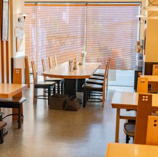 開放的なテーブルのお席は最大30名様までお座りいただけます。ご宴会や慶事、法事にもご利用いただけます。