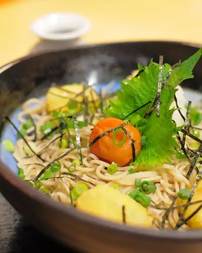千葉市で石臼挽き自家製粉の蕎麦屋「そば処　たかはし」を営業している高橋です。

『揚げもち梅そば』
揚げもち・梅・そば
見た目良くバランス良し。
おつゆに絡めた揚げもち、梅とお蕎麦の相性。
季節問わず楽しめる逸品です。
冷たいお蕎麦・温かいお蕎麦どちらもできます。

┈┈┈┈┈┈┈┈┈┈┈┈┈┈┈ 

Shop Info 𖠚ᐝ
 🏠そば処　たかはし
 📌千葉市中央区新宿2-13-9
　　インシティー100
 🕛 11:00-14:20 / 17:00-21:00 (水〜金)
　　11:00-14:20 / 17:00-20:30(土日祝)
　　11:00-14:20　(月)
 🗓 定休日 : 火曜日
 📢 詳しくはプロフィールのリンクから
　　　チェックしてくださいね！
　　→@sobadokoro_takahashi

 ┈┈┈┈┈┈┈┈┈┈┈┈┈┈┈

#そば処たかはし 

#蕎麦スタグラム 

#京成千葉中央駅 

#japanesefood 

#sobanoodles 

#千葉そば 

#千葉蕎麦