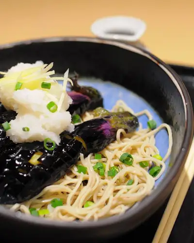 千葉市で石臼挽き自家製粉の蕎麦屋「そば処　たかはし」を営業している高橋です。

暑い時期にはさっぱりとした季節のお蕎麦がいい！
『揚げナスそば』は当店でも大人気のメニュー。
ランチでも夕食でもペロッと食べられる美味しさ！
リピーターも多い逸品となります。

┈┈┈┈┈┈┈┈┈┈┈┈┈┈┈ 

Shop Info 𖠚ᐝ

 🏠そば処　たかはし
 📌千葉市中央区新宿2-13-9
　　インシティー100
 🕛 11:00-14:20 / 17:00-21:00 (水〜金)
　　11:00-14:20 / 17:00-20:30(土日祝)
　　11:00-14:20　(月)
 🗓 定休日 : 火曜日
 📢 詳しくはプロフィールのリンクから
　　　チェックしてくださいね！
　　→@sobadokoro_takahashi

 ┈┈┈┈┈┈┈┈┈┈┈┈┈┈┈

#そば処たかはし 

#蕎麦スタグラム 

#京成千葉中央駅 

#japanesefood 

#sobanoodles 

#千葉そば 

#千葉蕎麦