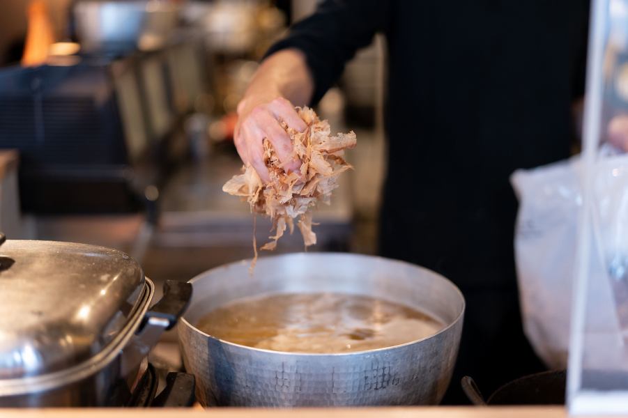 【平日が狙い目です。】金・土の週末は混み合う可能性が高いためご来店の狙い目は平日です。十日市町駅徒歩約1分。駅からも近く、テーブル、カウンター、シーンに合わせてご利用いただくことが可能です。皆様それぞれのお時間がより素敵な瞬間に・・・一同、心を込めて皆様をお迎えいたします。