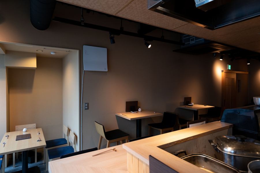 シンプルながら調和がとれた装飾品と絶妙な明るさのライティングがお料理とお酒、会話を引き立てます。カウンター席やテーブル席などいたるところに配された木の暖かみや和を感じていただけます。店主の繰り広げる自慢の美酒と美食と美話をお楽しみいただける・・・そんな空間をご提供いたします。