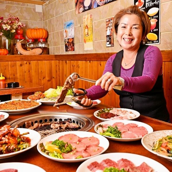 뒷골목의 인기 점에서 본격적인 한국어 숯불 불고기와 한국 가정 요리를 맛볼 수있는 가게입니다 ♪