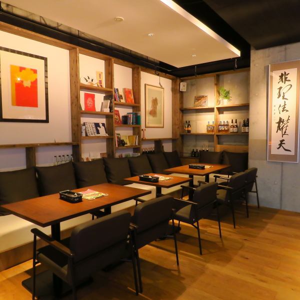 【広々とした店内】広々とした店内は、開放感があり、ゆったりと過ごせます◎仲間との食事、家族での利用にも最適です！くつろぎの空間で、美味しい料理を堪能してください！