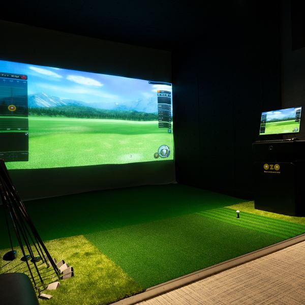 シミュレーションゴルフは個室も含め3ブース。高級感漂う落ち着いた雰囲気でリラックスゴルフ。初心者の方も秘密のレッン。