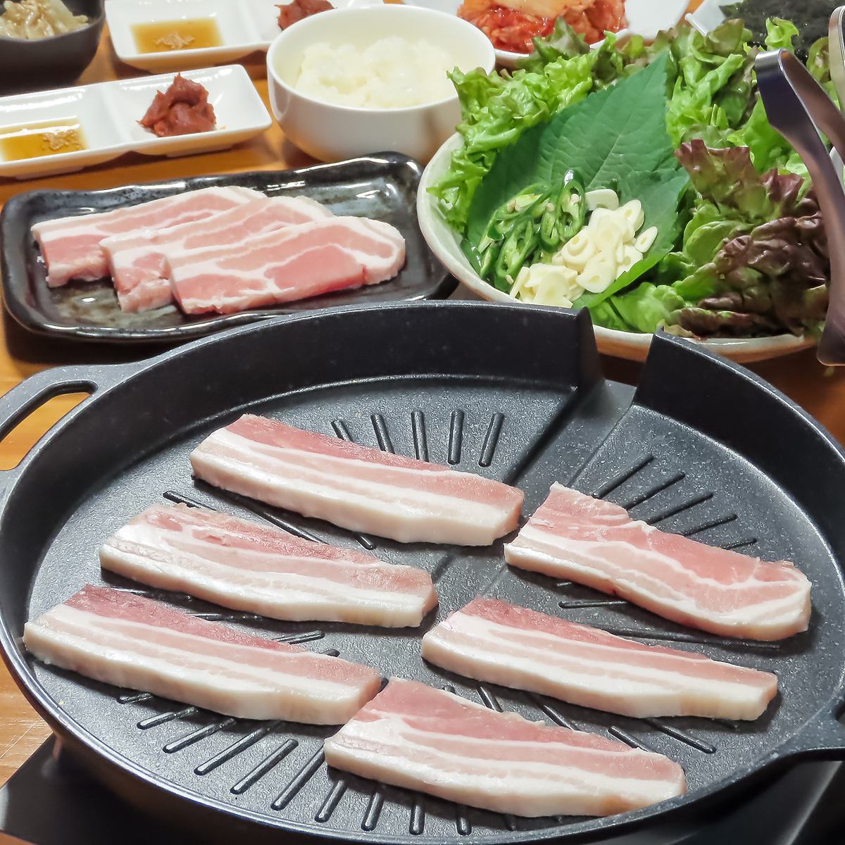 サムギョプサル・むし豚キムチを食べ放題でお楽しみください！
