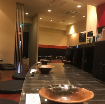 カップルやご夫婦でのご利用もおすすめ★自然と距離の近くなるカウンター席。トークも弾んで二人の心の距離も急接近！…かも♪