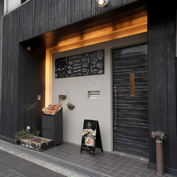 【サプライズやご宴会に★】当店は20名様～の貸切も大歓迎です♪落ち着いた店内で、リーズナブルで美味しい創作料理や和食の数々を囲めば、楽しいお食事の席がより一層華やぐこと間違いなし☆ご希望いただければサプライズ演出も可能です！
