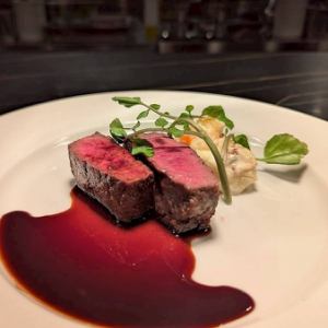 烤黑毛和牛臀肉配波尔多酱