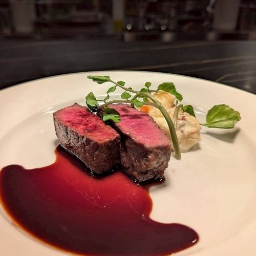 烤黑毛和牛臀肉配波尔多酱